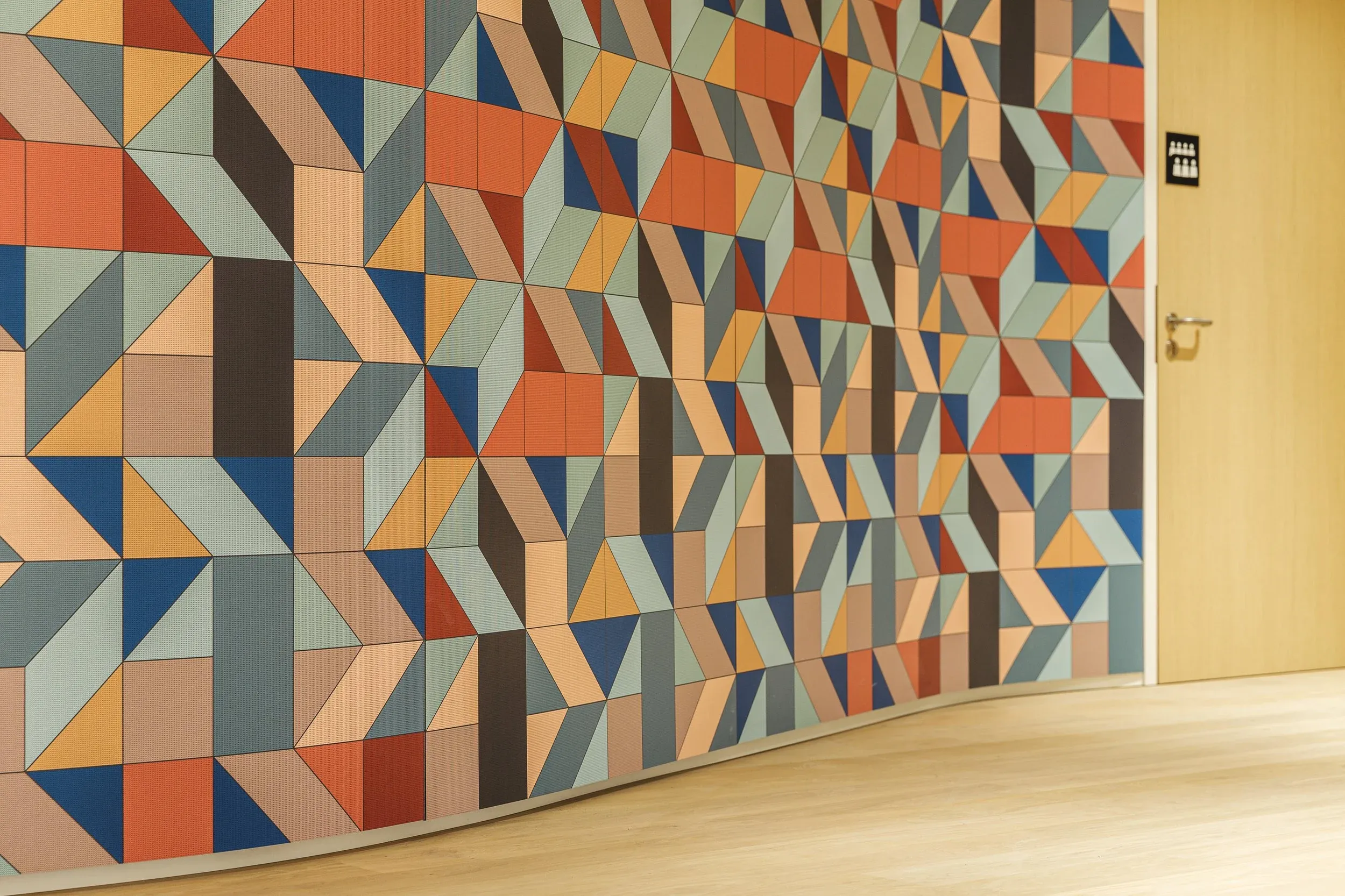 Vue rapprochée de la paroi acoustique multicolore