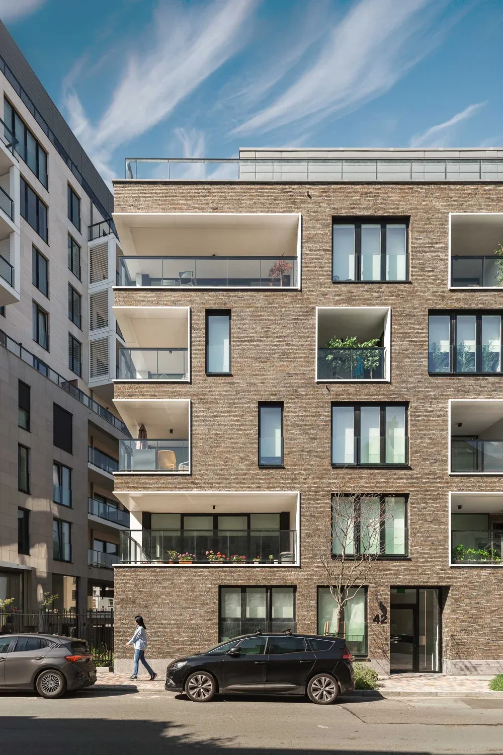 Haute façade résidentielle en brique le long de la rue bruxelloise