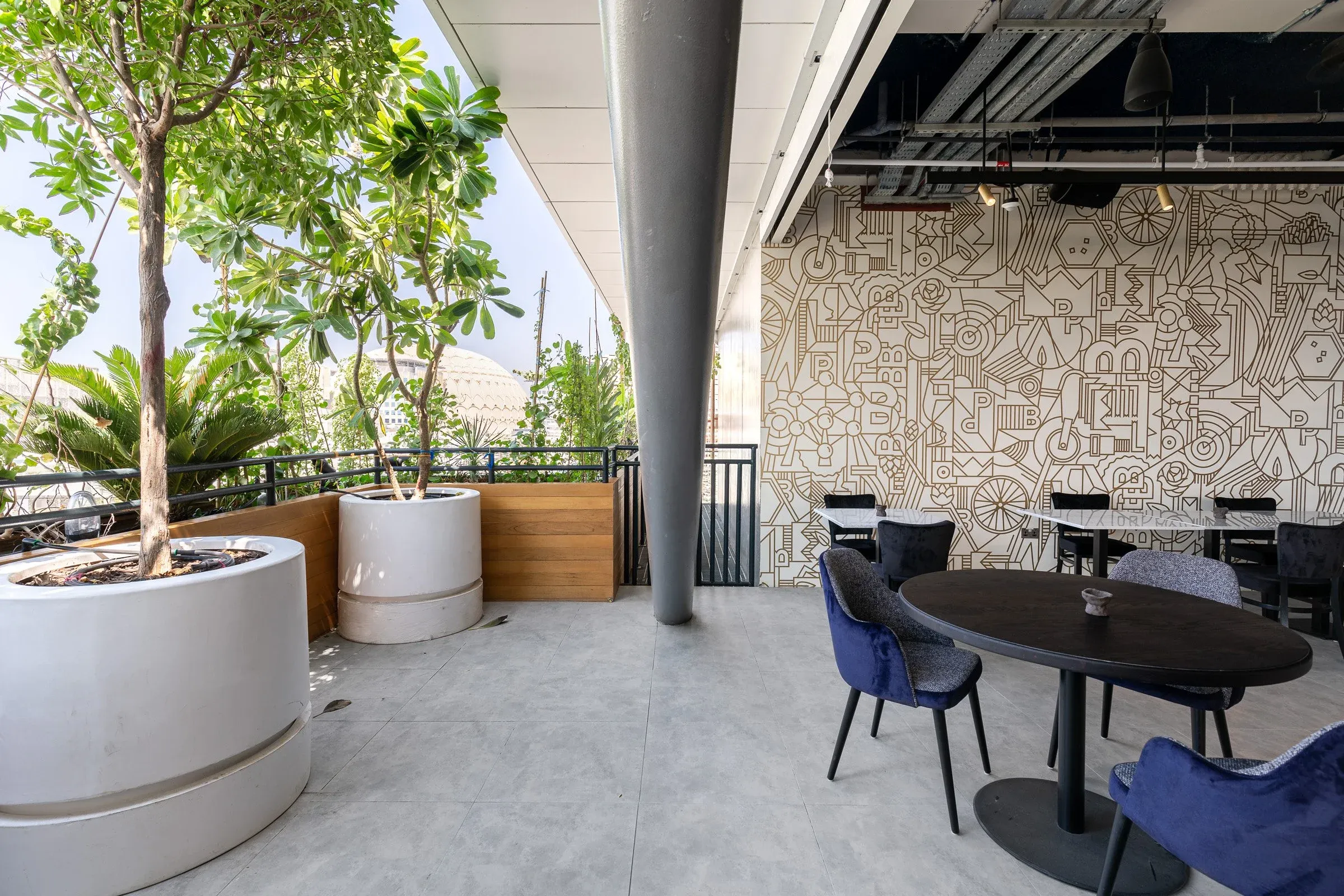 Café ouvert vers la terrasse du pavillon