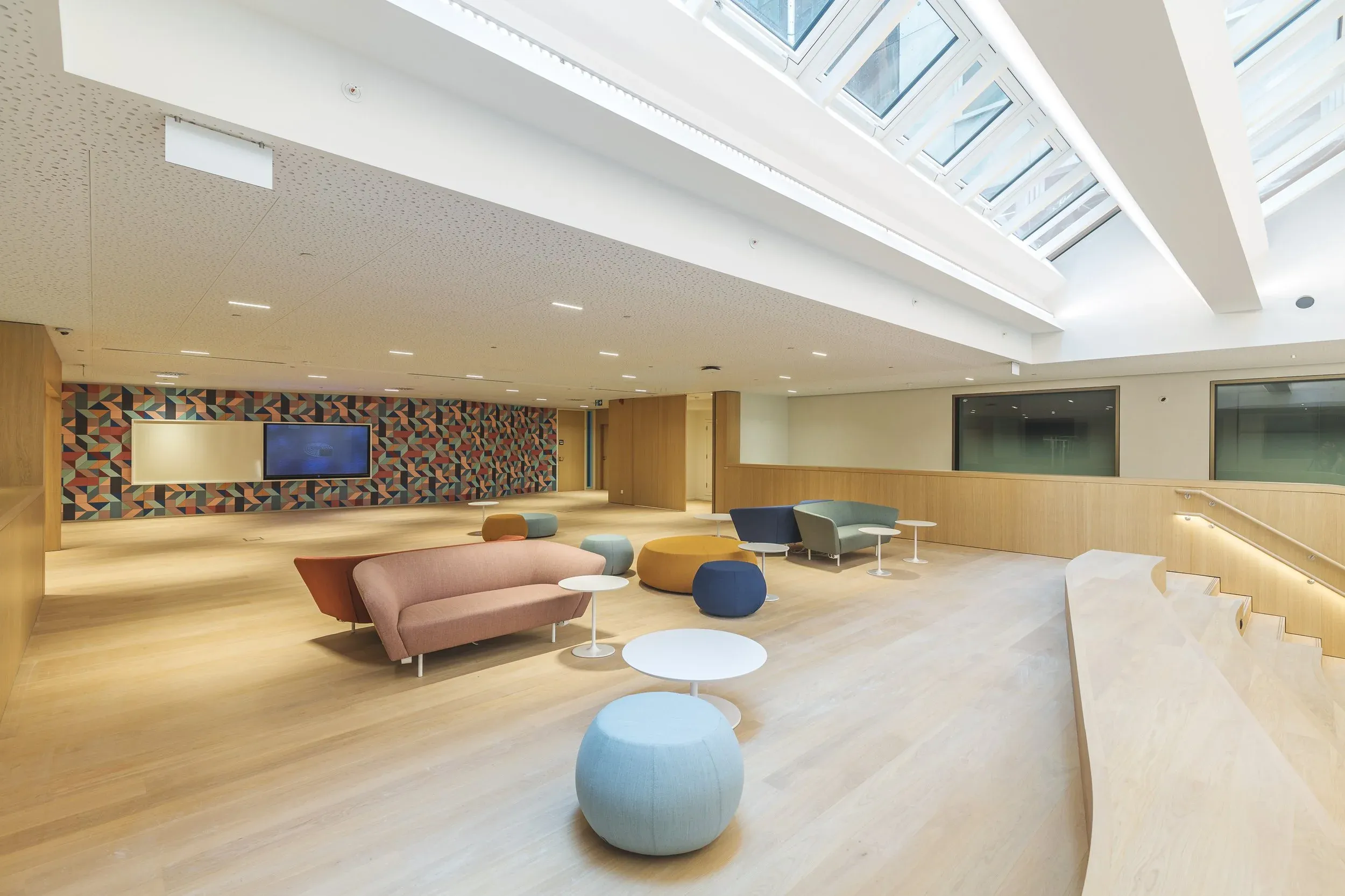 Salon informel avec panneaux muraux colorés et mobilier libre