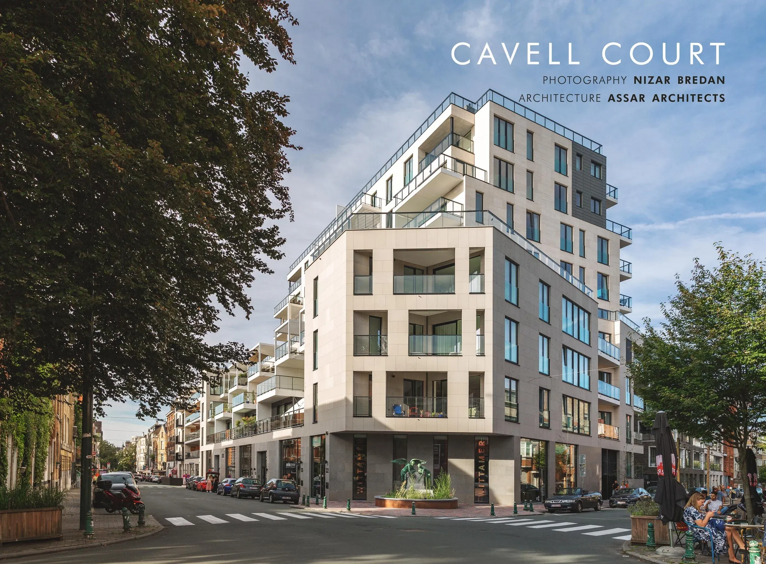 Façades de Cavell Court reflétées dans le plan d’eau du jardin
