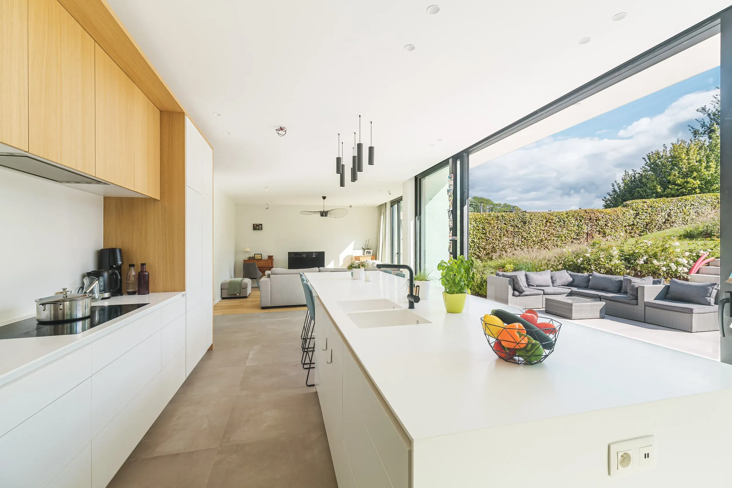 Vue depuis la cuisine à travers le séjour vers le jardin