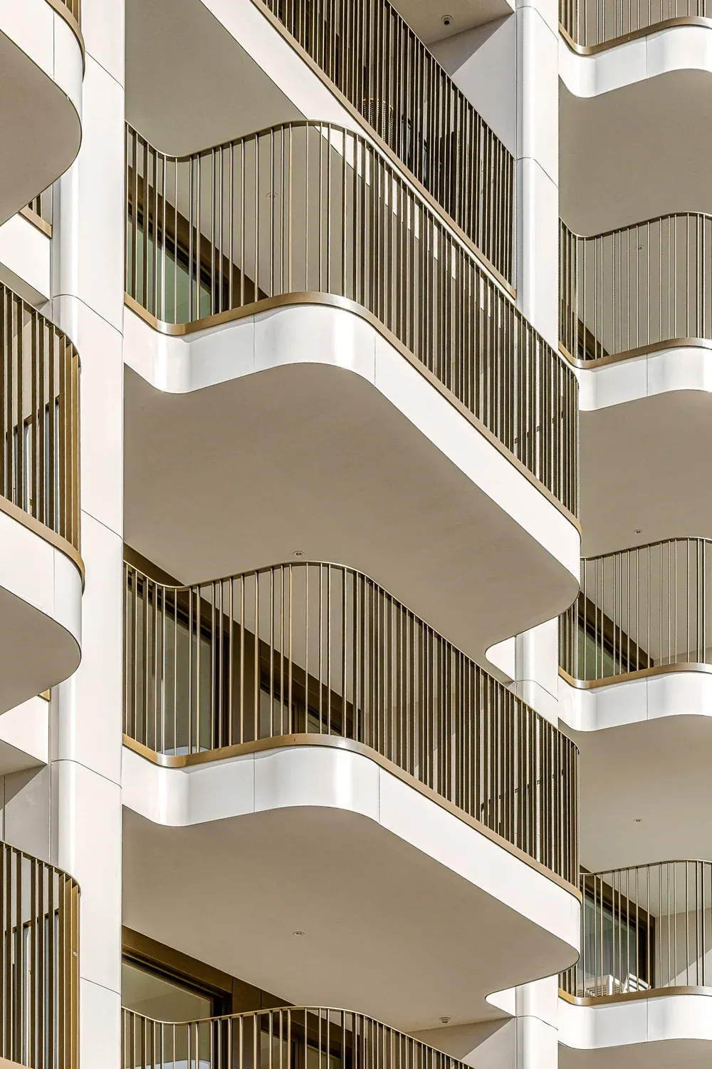 Rythme vertical serré de balcons superposés et d’embrasures profondes