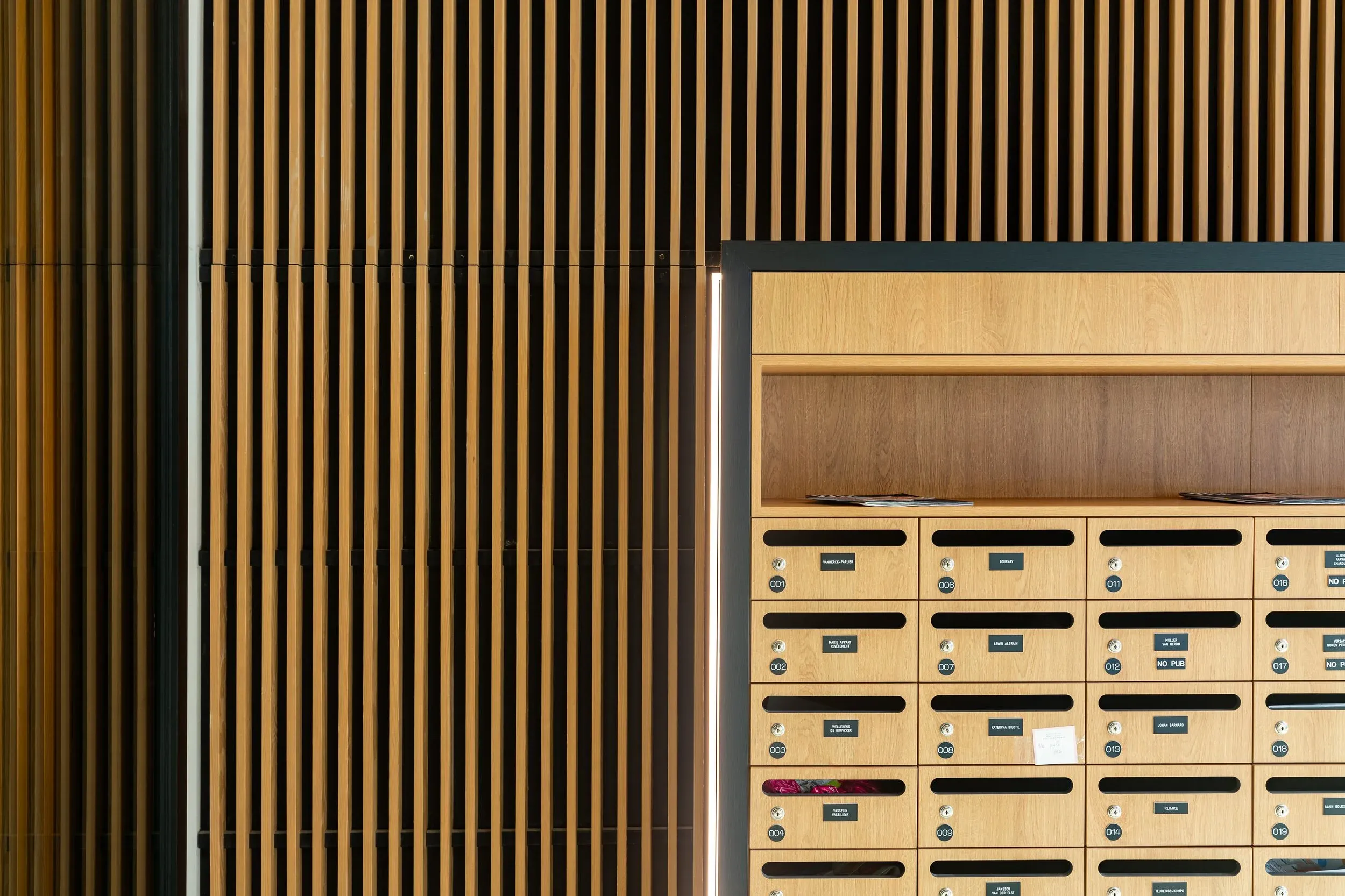 Boîtes aux lettres intégrées dans une paroi en bois chaleureux