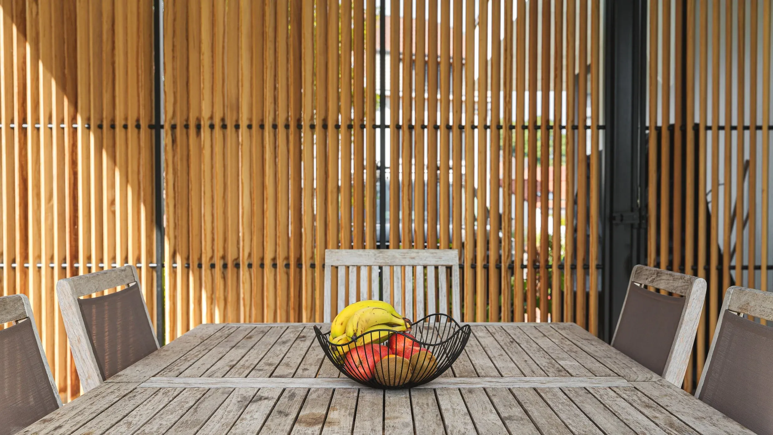 Filtre d’intimité en bois près de la table à manger